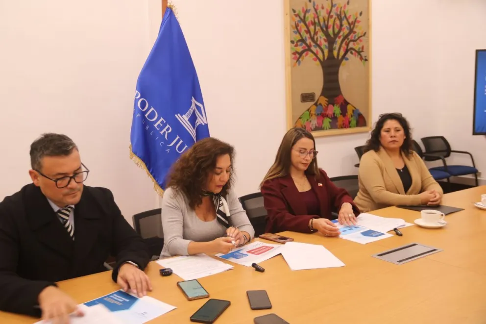 La presidenta de la Corte de Apelaciones de La Serena (al centro), Gloria Negroni, encabezó la entrega de la información a la prensa. (Foto: Oscar Rosales)