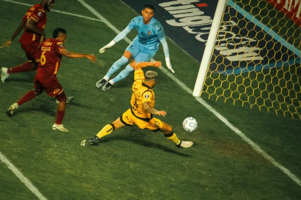  En la acción Manuel Fernández comenzó a construir el triunfo aurinegro en el Francisco Sánchez Rumoroso al anotar el primer gol de la noche. (Foto: Benjamín Valdivia)