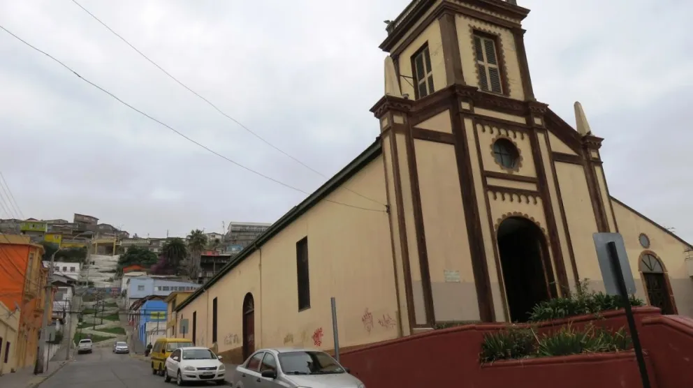 La principal iglesia de Coquimbo se ubica frente a la Plaza de Armas de la comuna.