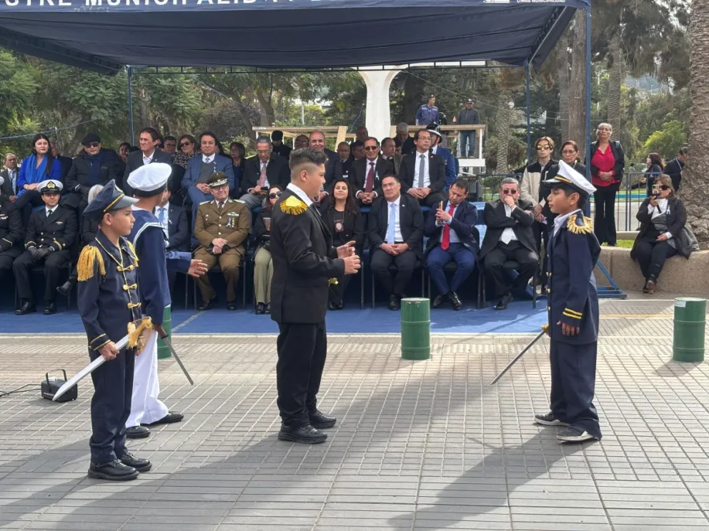 Con vestimentas alusivas al Mes del Mar, estudiantes participaron en el tradicional desfile realizado en la plaza de armas de Ovalle. (Foto: El Ovallino)