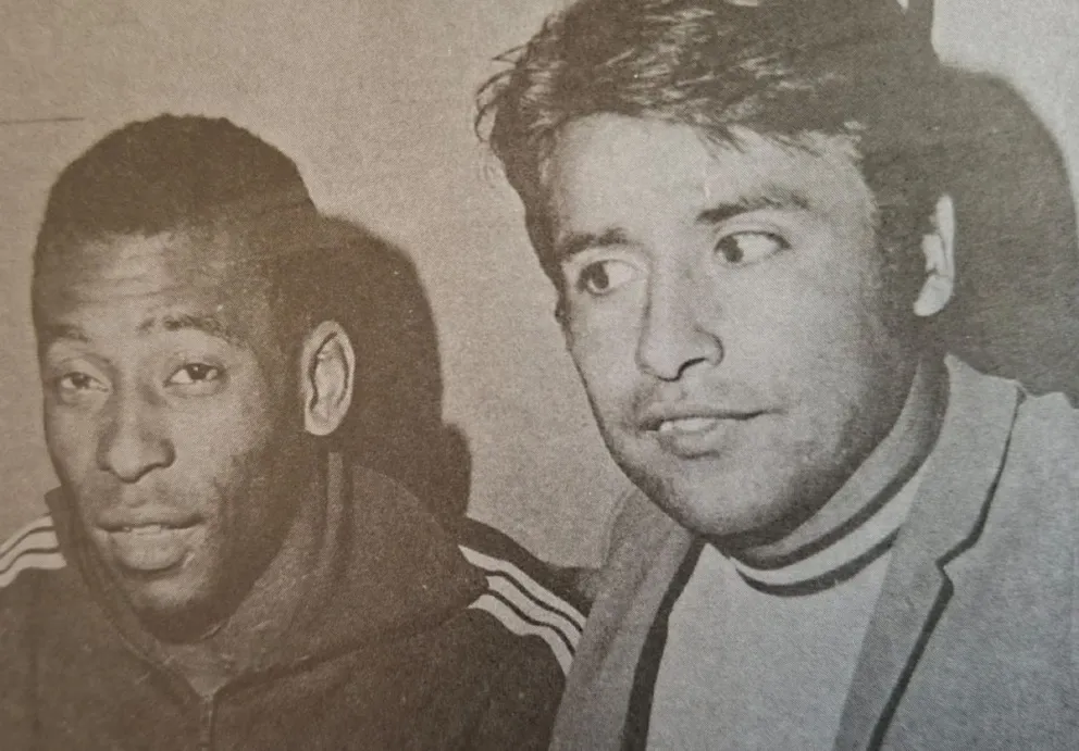 Luis Aracena, uno de los referentes del título de Coquimbo Unido en 1962 partió este viernes a la edad de 80 años. En la imagen junto al “Rey” Pelé cuando jugaba por Magallanes. (Foto: Archivo Felipe Fernández)