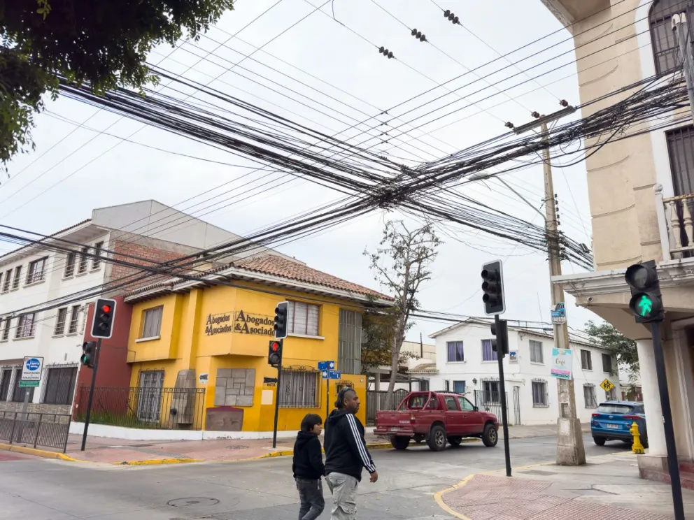 La Serena y Coquimbo son parte de la primera etapa del plan de retiro de cables en desuso. (Foto: Cristian Silva)