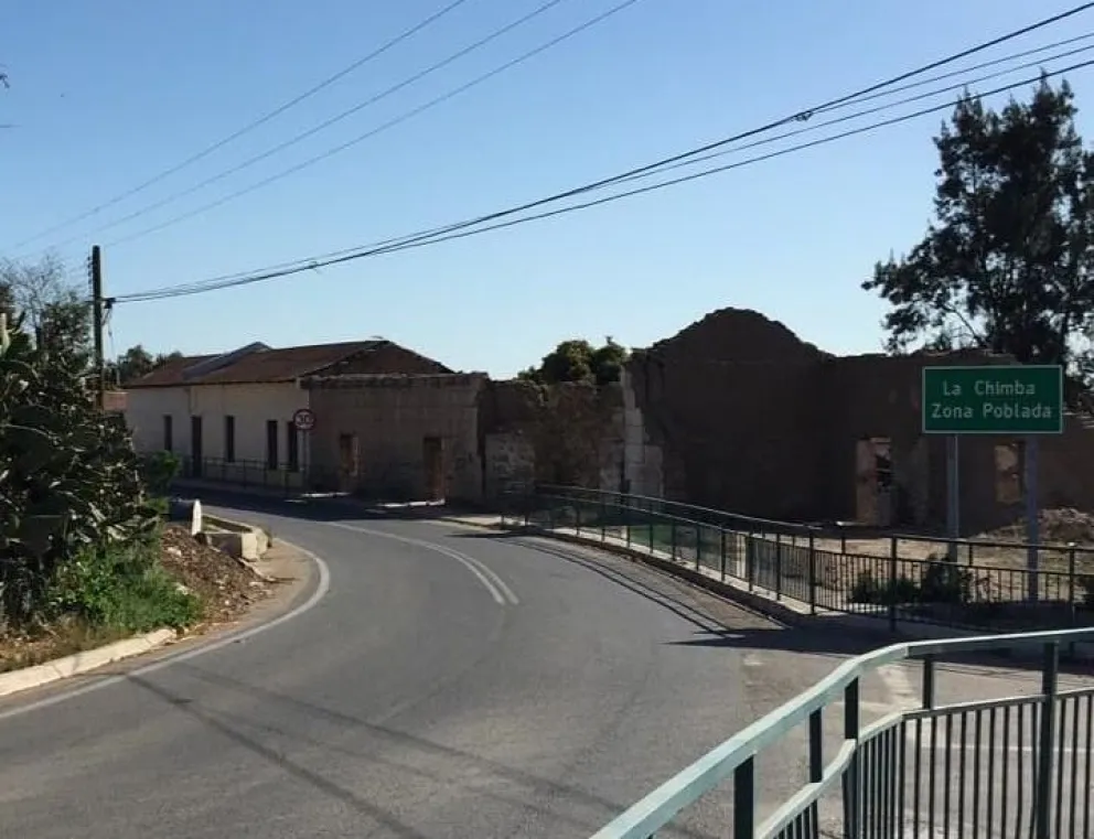 La calle principal de La Chimba presenta sectores con baja visibilidad y alto flujo vehicular, según advierten vecinos del sector. (Foto: Cedida)
