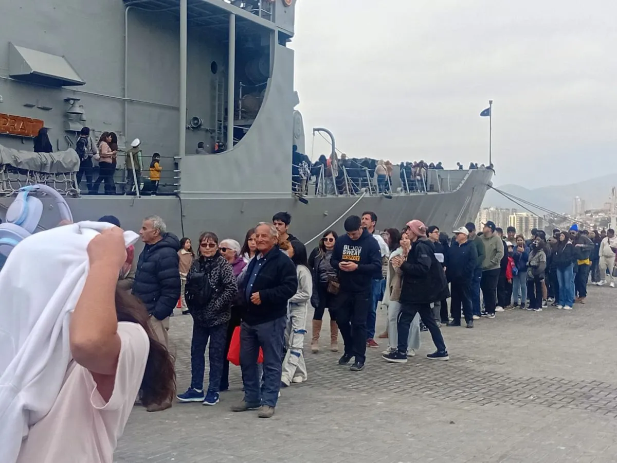 Fragata Capitán Prat recibe masiva visita en Coquimbo