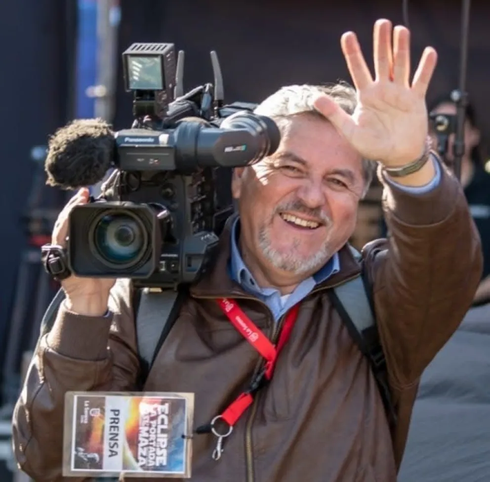 Rubén Dubó ha realizado un trabajo como camarógrafo y corresponsal con estricta responsabilidad por más de cuatro décadas. Hoy su salud está resentida y su hijo lamenta falta de consideración.