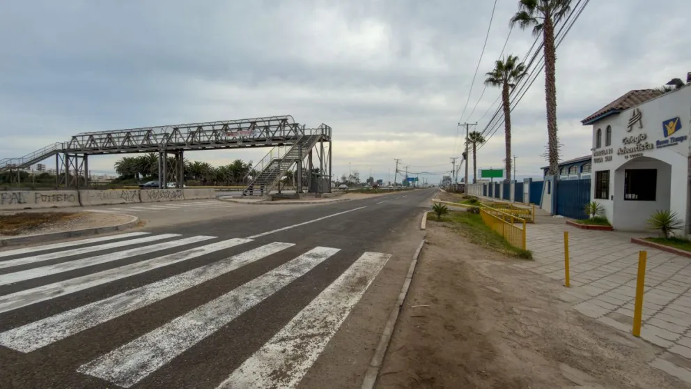 En la actualidad existe una pasarela mecano en el lugar donde ocurrió el accidente que dejó gravemente herido a un estudiante que hoy es adolescente que retoma la vida junto a su familia.