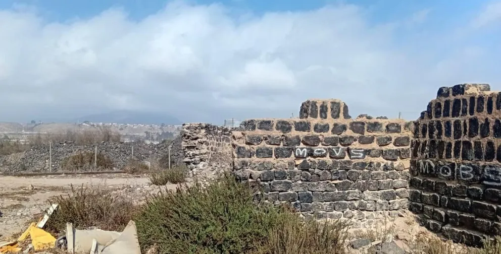 Aún permanecen vestigios de los que fue la Fundición Lambert en el sector de Las Compañías. A la izquierda, al fondo, aún permanece la escoria del proceso dejada en el lugar. (Foto: Oscar Rosales)