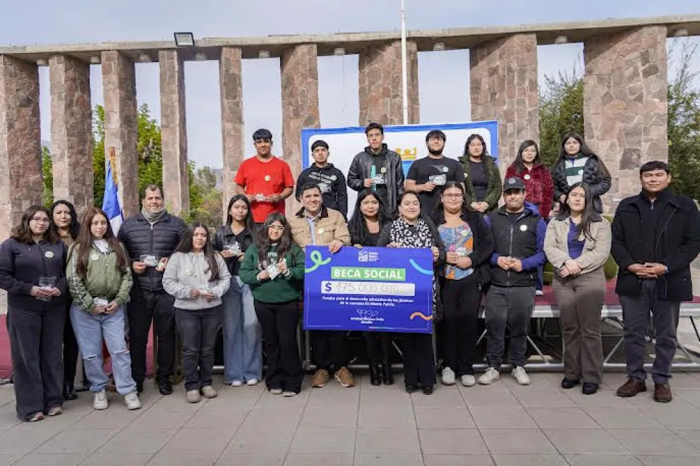 Más de 600 estudiantes reciben histórica Beca de Educación Superior