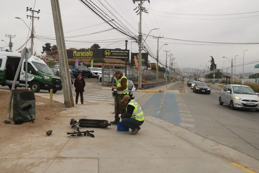 En la imagen, la SIAT de Carabineros realiza las investigaciones en el sector de Regimiento Arica y Baltazar Díaz.