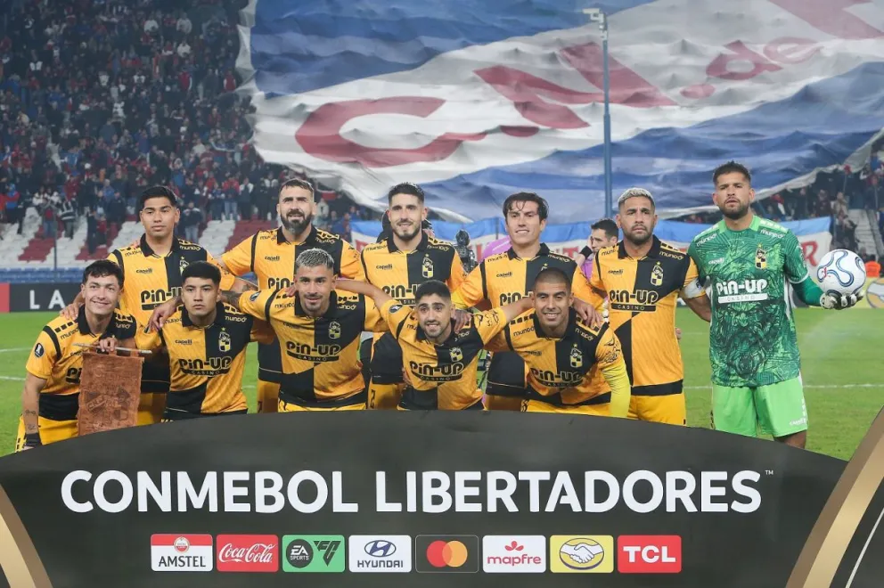 El plantel de Coquimbo que se presentó ayer en el histórico estadio Gran Parque Central de Montevideo, cerró una brillante fase grupal avanzando a los octavos de final del torneo continental como líder del Grupo B. (Foto: EFE) 