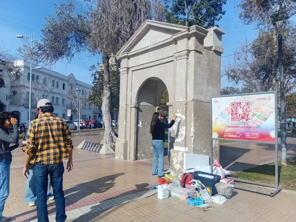 La maqueta de La Portada instalada en la plaza de armas de La Serena está recibiendo una mantención en el marco de una nueva edición del Día del Patrimonio. (Foto: Oscar Rosales)