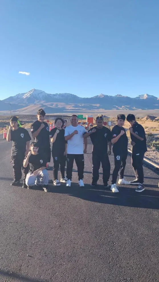 Integrantes del Boxing Club Ovalle lograron ingresar a Chile por Colchane tras varios días de dificultades para retornar desde Bolivia. (Foto: Cedida)