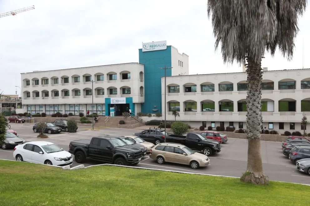 Funcionarios de la Clínica RedSalud que están en proceso de negociación colectiva votaron mayoritariamente por ir a huelga, pese a que la intención de diálogo, dicen, se mantiene abierta. (Foto: El Día)