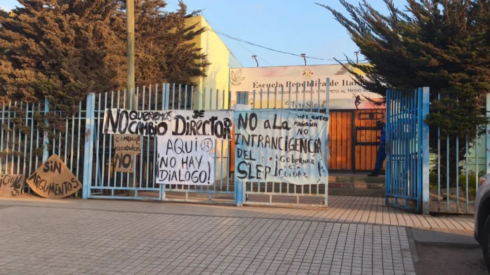 El Centro de Padres y Apoderados de la Escuela República de Italia ha realizado manifestaciones por el nombramiento de la nueva directora. (Foto: Oscar Cedida)