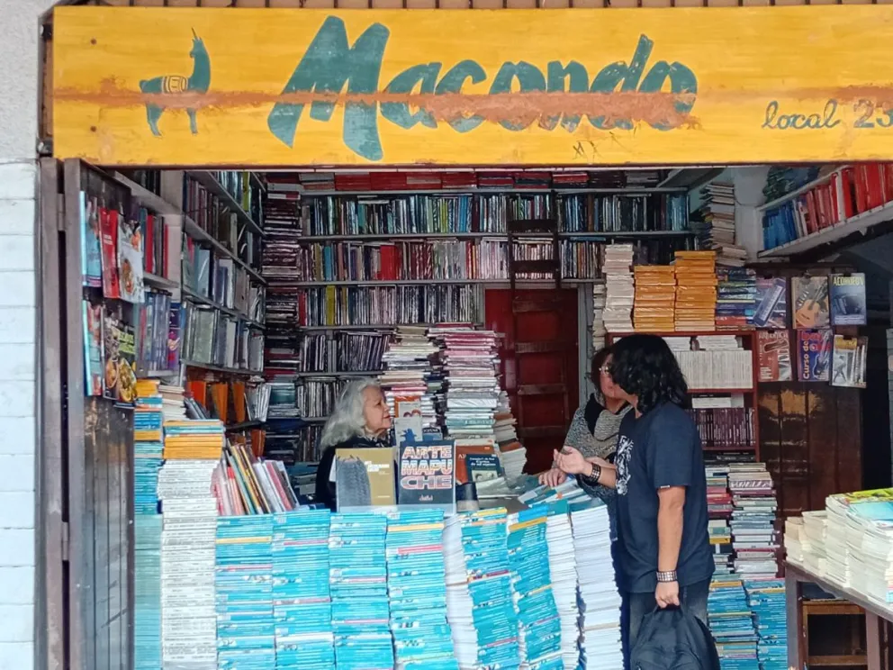La Librería Macondo funciona hace 43 años en La Recova de La Serena y se ha transformado en un referente literario para numerosos autores locales.
