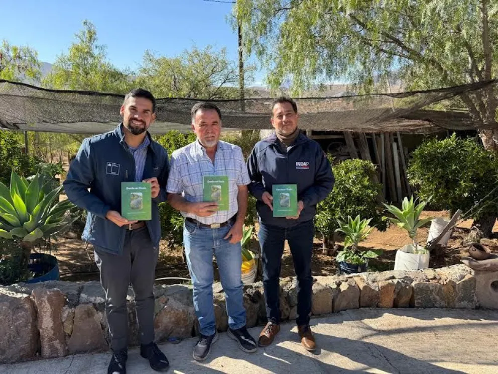 Acompañado por el seremi de Agricultura, Vicente Cortés, y el director regional (S) de INDAP, Jaime Miño, el apicultor Manuel Ibáñez, presenta su último libro en el cual cuenta la historia de su vida. (Foto: Cedida)