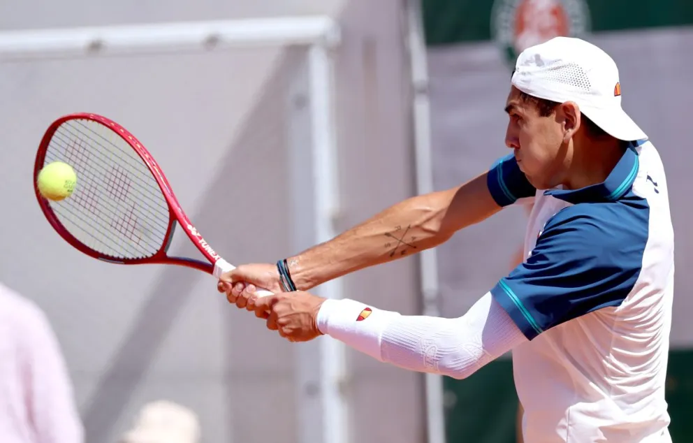 La experiencia del chileno frente a la explosión y el talento de la nueva sensación francesa promete transformarse en uno de los partidos más atractivos de la jornada en París este sábado. (Foto: EFE)