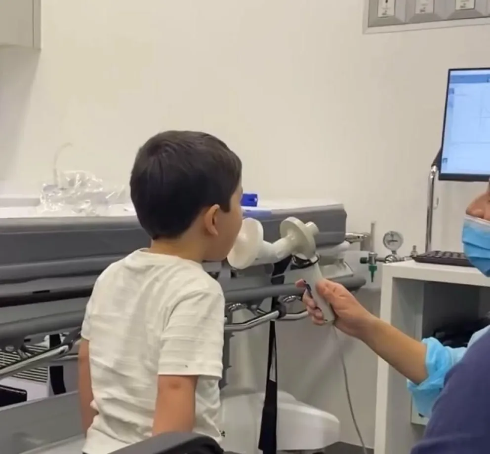 Imagen del pequeño Enrique realizando espirometría para evaluar su capacidad pulmonar. Su familia busca que el Estado provea el medicamento Tricasta para su tratamiento. (Foto: Cedida)