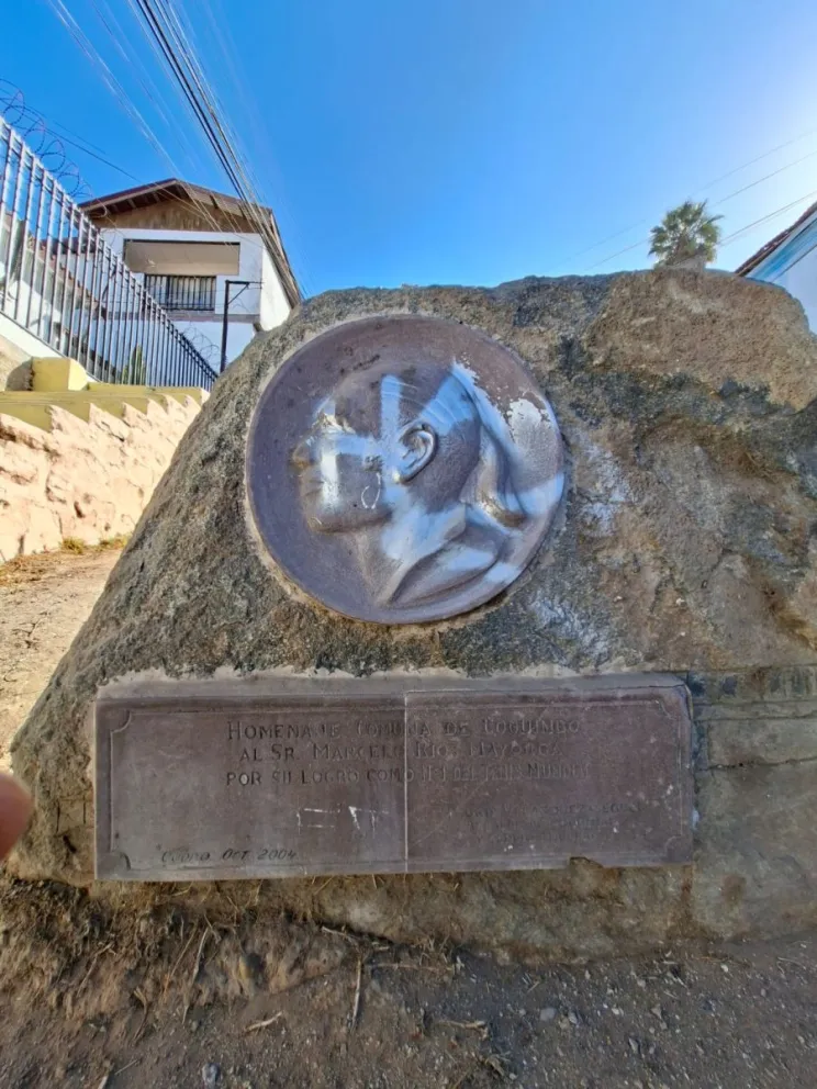 En el acceso al Zigzag de calle Lastra, en Coquimbo, permanece la placa conmemorativa y el rostro de Marcelo Ríos como reconocimiento de la comuna, homenaje realizado durante la administración de Pedro Velásquez en 2004.