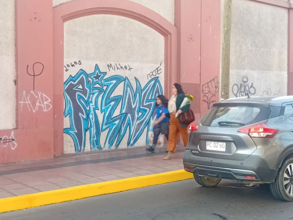 El vandalismo, los grafitis y otras incivilidades, como beber en la vía pública, serán castigados según lo establezca el Registro de Vándalos e Incivilidades anunciado por el Presidente Kast en su cuenta pública. (Foto: Oscar Rosales)