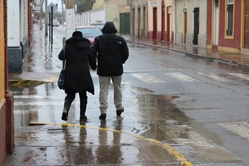 Acopio de leña, alimentos y limpieza de cauces forman parte de los preparativos que se repiten cada año en localidades rurales de la provincia. (Foto: El Ovallino)