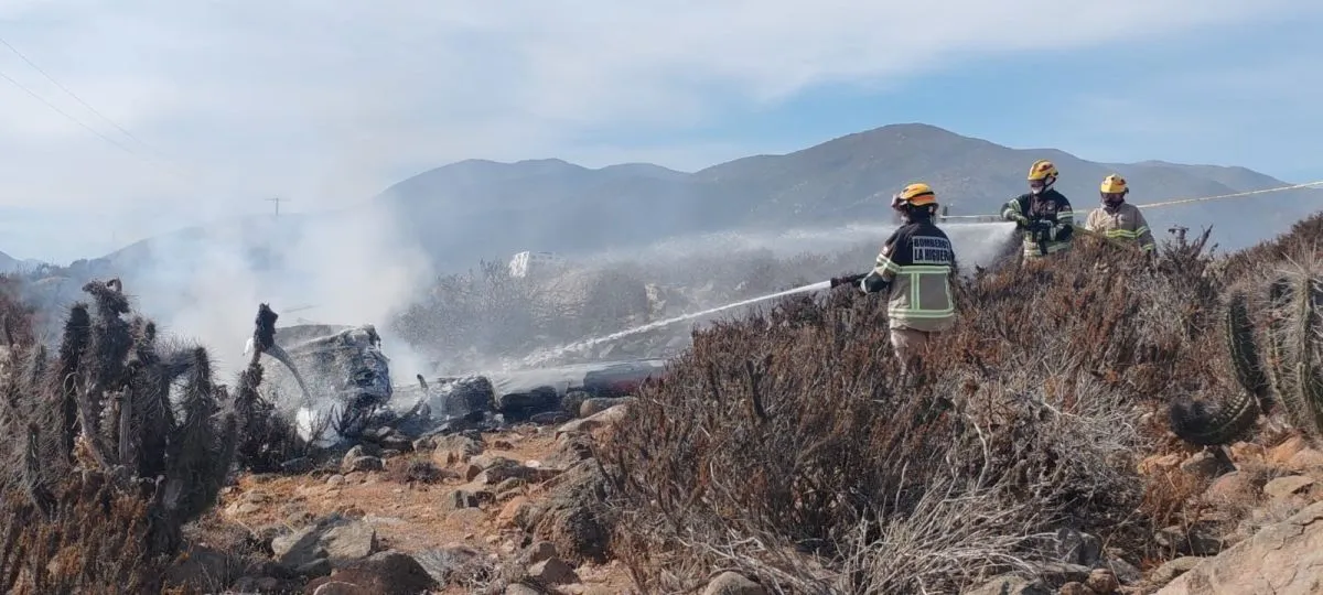 Mayor Barría y Teniente Obregón en rescate de avión T-35 Pillán