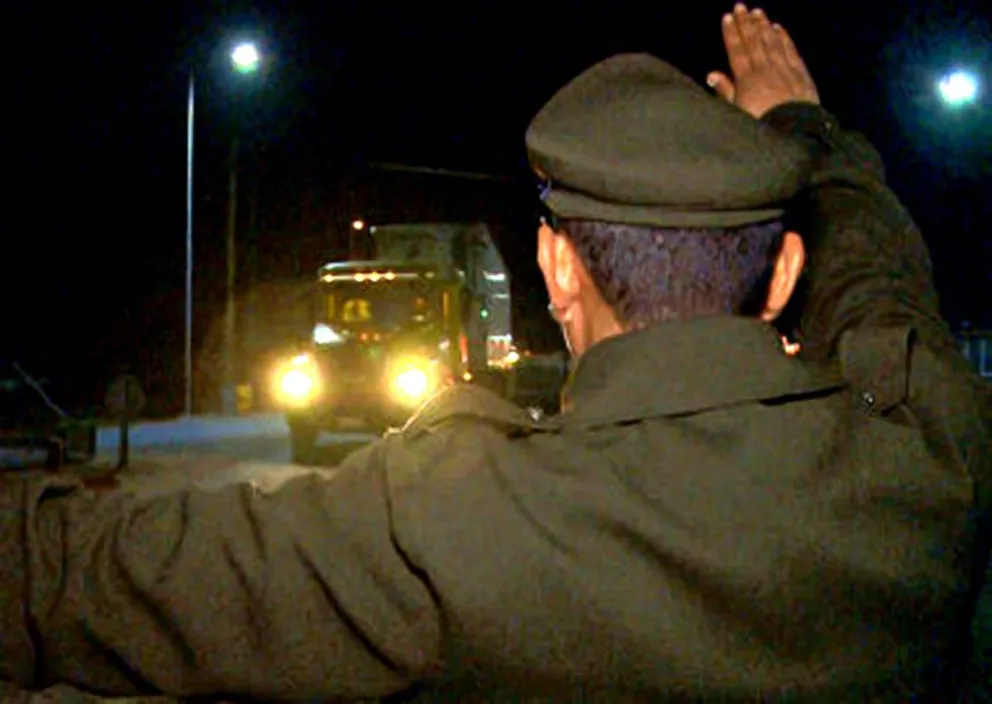 Un carabinero que aparece y desaparece entre la oscuridad de la noche controlaría a conductores en la ruta 5 Norte, según el relato de varios conductores. (Foto temática)
