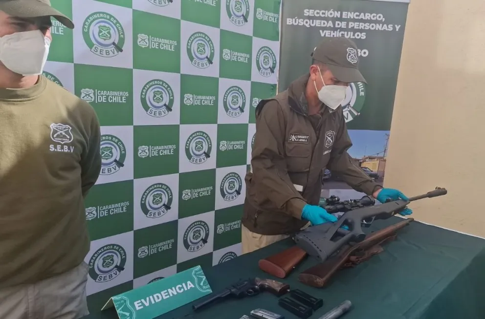 Durante los allanamientos se incautaron dos escopetas de doble cañón, un rifle, un fusil, dos carabinas, una escopeta de fabricación artesanal, una ballesta, dos arcos, tres flechas, dos pistolas, un revólver y cerca de 1.800 municiones. (Foto: Cedida)
