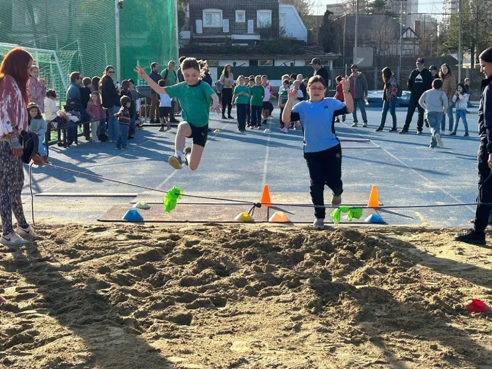 El encuentro de ADEAF pretende reafirmar que el deporte escolar puede ser una poderosa herramienta de formación, inclusión y bienestar cuando se pone en el centro a los niños y no a los resultados. (Foto: ADEAF)