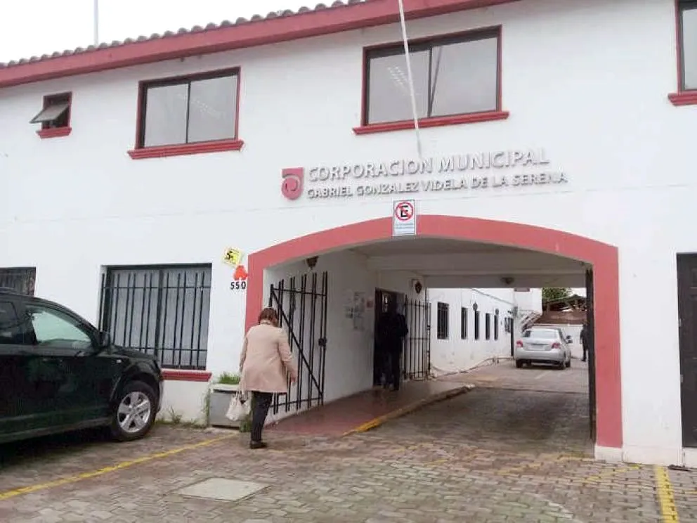 La corporación municipal interpuso una nueva querella criminal en contra de la excoordinadora del Departamento de Salud, Nicole Paz Cadena Munita, por el uso de facturas falsas. (Foto: El Día)