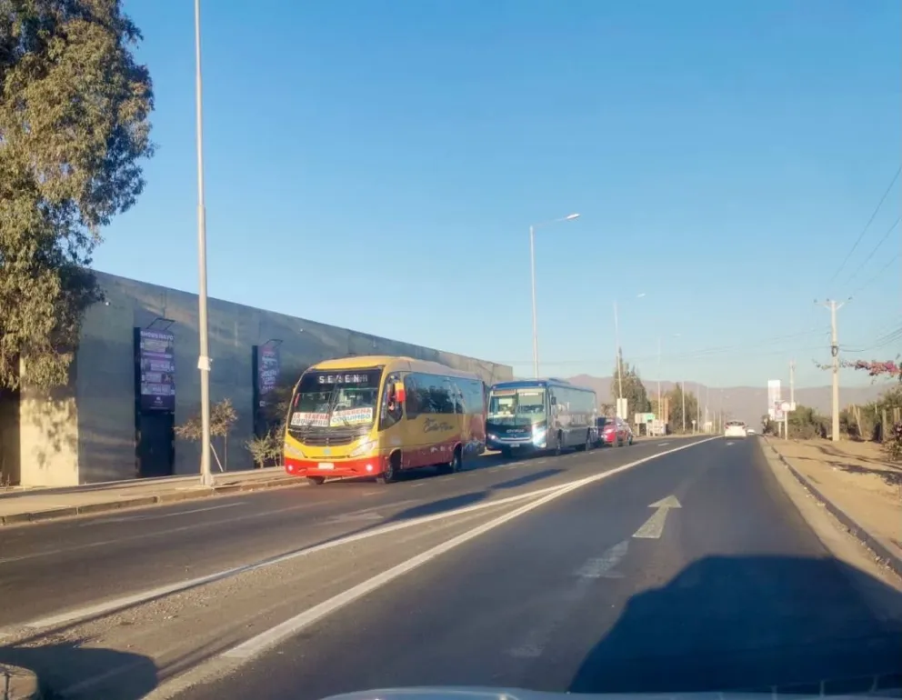Conductores advierten que sectores cercanos al casino continúan siendo utilizados como puntos informales para el ascenso y descenso de pasajeros. (Foto: El Ovallino)
