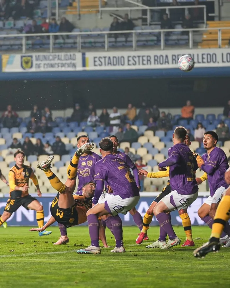 El defensor chileno-italiano Benjamín Gazzolo,  con una espectacular maniobra, entre tijera y chilena, anotó el primer tanto en la victoroa de Coquimbo Unido sobre Concepción. (Foto: Coquimbo Unido)