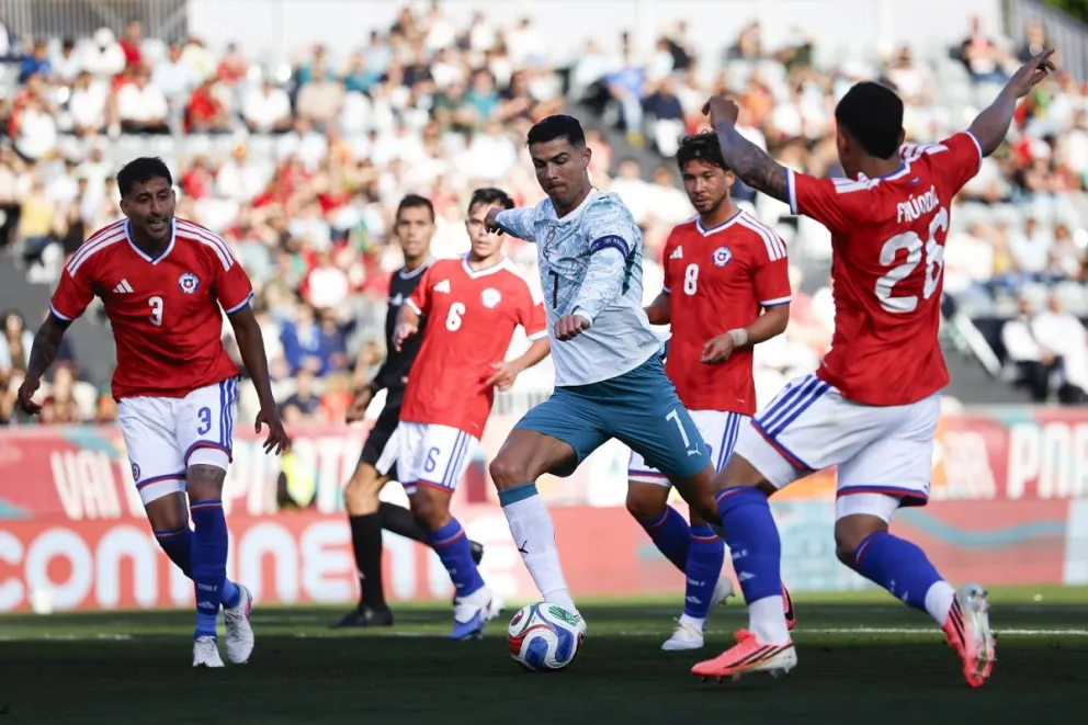 El equipo de Cristiano Ronaldo, que asoma como uno de los protagonistas para el Mundial que arranca la próxima semana, no tuvo grandes dificultades para quedarse con la victoria ante su gente por 2-1. (Foto EFE)