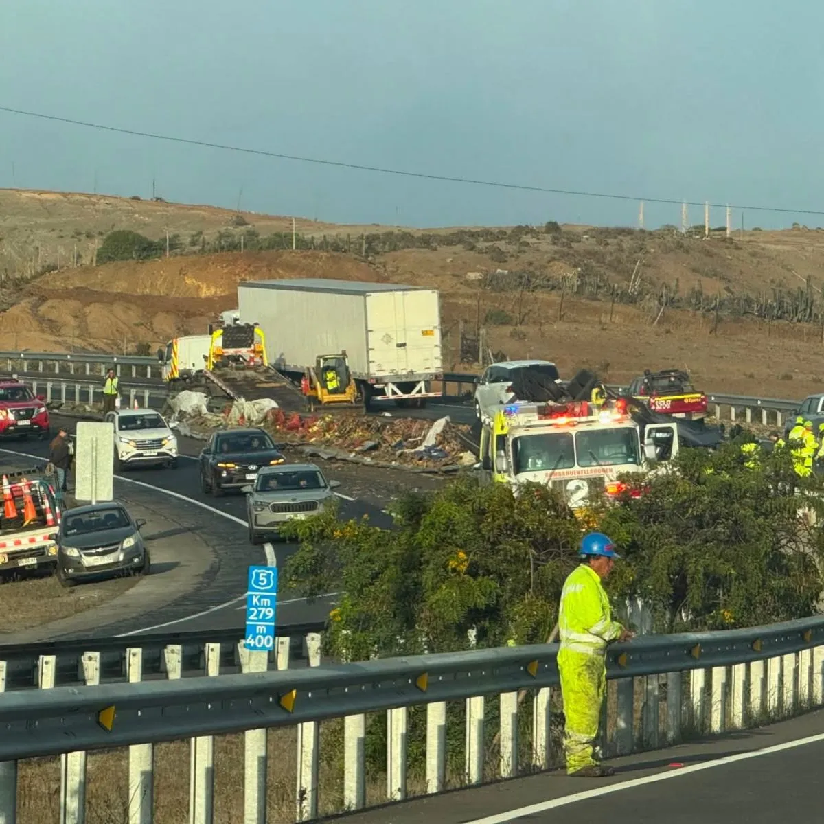 Una persona fallecida deja volcamiento de camión en Ruta 5 Norte en ...