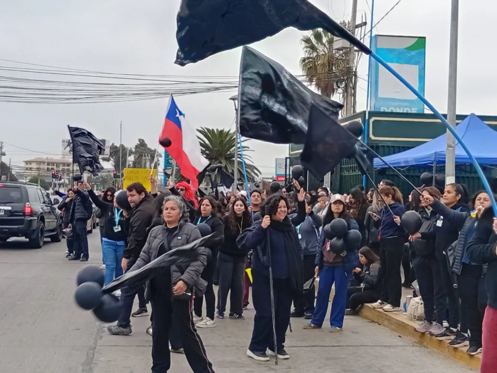 Con banderas y globos negros se manifestaron los funcionarios y funcionarias de la Clínica RedSalud Elqui quienes ayer, iniciaron una huelga indefinida al no alcanzar un acuerdo con la empresa. (Foto: Oscar Rosales)