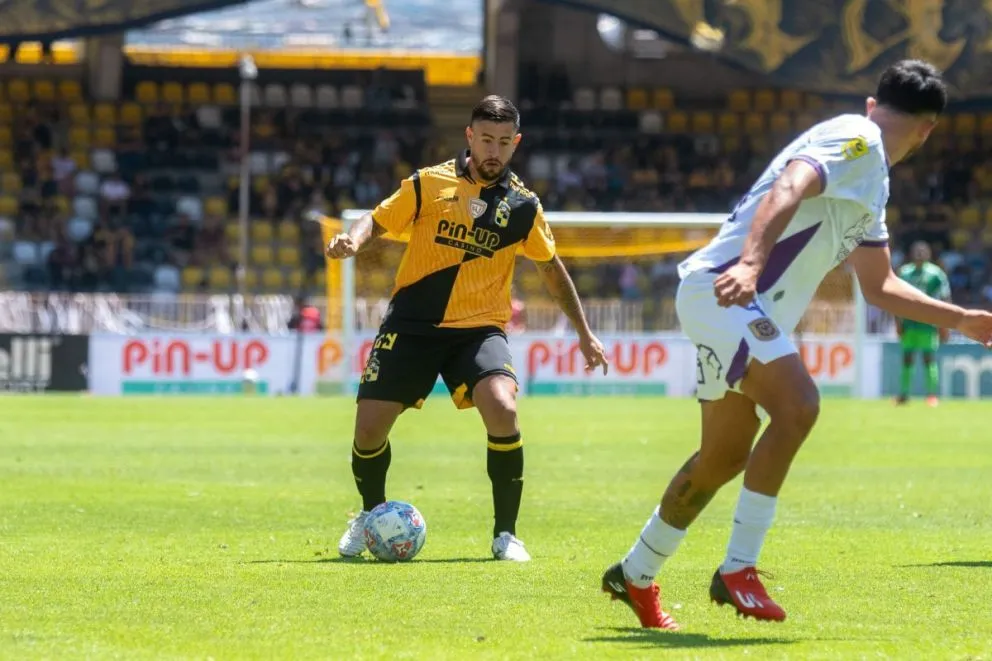 De concretarse su partida, Holgado cerraría una etapa muy particular en el club aurinegro sin haber tenido la posibilidad de disputar un solo minuto de competencia oficial debido a la sanción internacional que pesa sobre él. (Foto: Cristian Silva)
