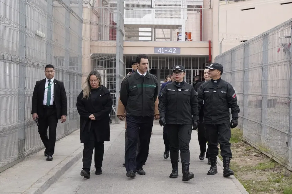 La implementación fue encabezada por el subsecretario de Justicia, Luis Silva, y el director nacional de Gendarmería, Rubén Pérez, quienes recorrieron las dependencias del recinto para supervisar el funcionamiento de los dos módulos. (Foto: El Día)