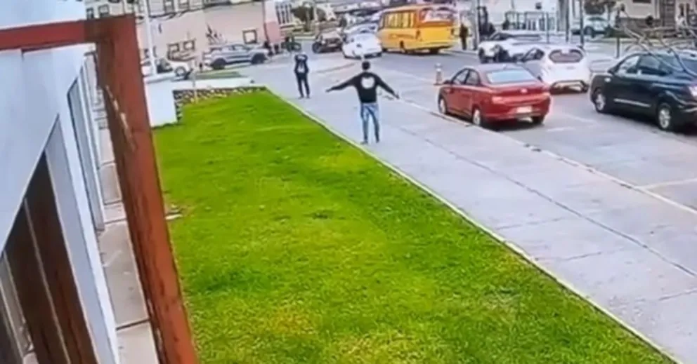 La escena captada en video muestra al momento en que un funcionario de la PDI se encuentra frente a un sujeto armado, conminándolo a deponer su actitud. Minutos después fue reducido con disparos no letales. (Foto: Captura de video)