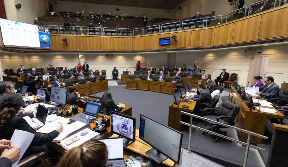 El resultado de la votación volvió a instalar tensión en el hemiciclo, especialmente porque el empate se resolvió tras una ajustada ausencia en la Sala, lo que terminó incidiendo directamente en el resultado final. (Foto: Senado)