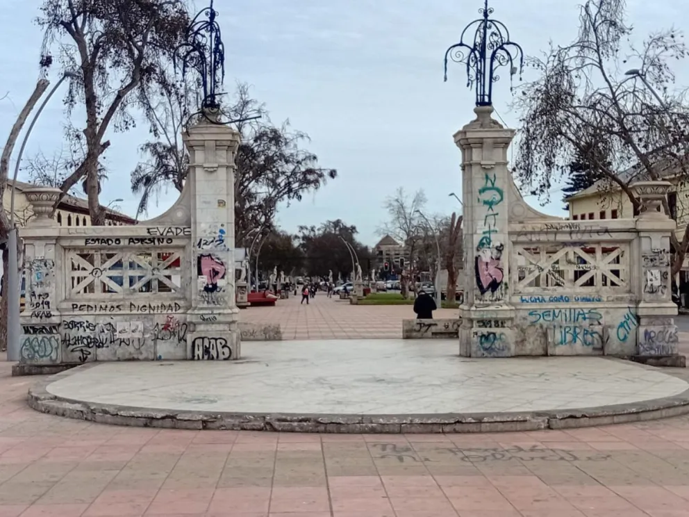 La histórica portada de mármol de la Avenida Francisco de Aguirre ha sufrido reiterados rayados en los últimos años, pese a su valor patrimonial para la ciudad.