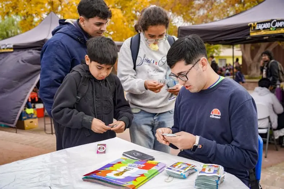 El intercambio de láminas permitió a los asistentes completar páginas, hacer nuevos amigos y compartir la pasión por el Mundial.
