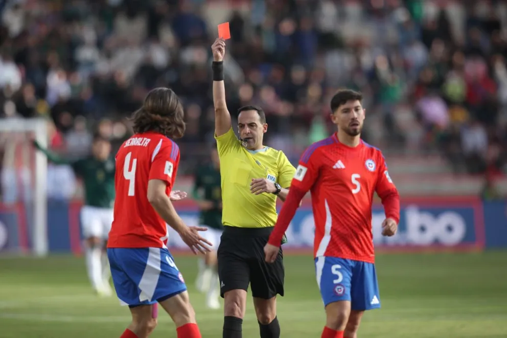 La apuesta de la FIFA y de la IFAB apunta a un fútbol más dinámico, con menos interrupciones, mayor transparencia en las decisiones arbitrales y castigos más severos para quienes intenten sacar ventaja fuera de las reglas del juego. (Foto: EFE)