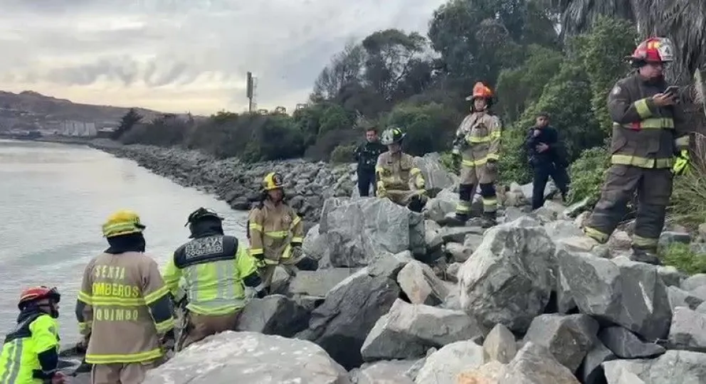 El tamaño y peso de las piedras dificultaron las labores de rescate, por lo que equipos de Bomberos trabajaron durante varias horas para recuperar el cuerpo.   (Captura de pantalla)