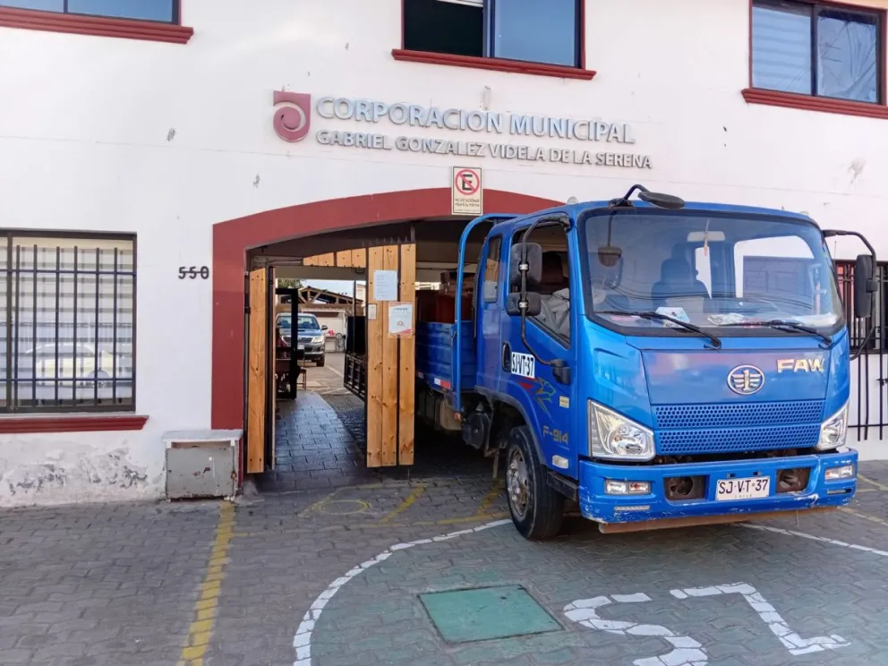 A bordo de un camión fue retirado el mobiliario embargado a la Corporación Gabriel González Videla. (Foto: Oscar Rosales)