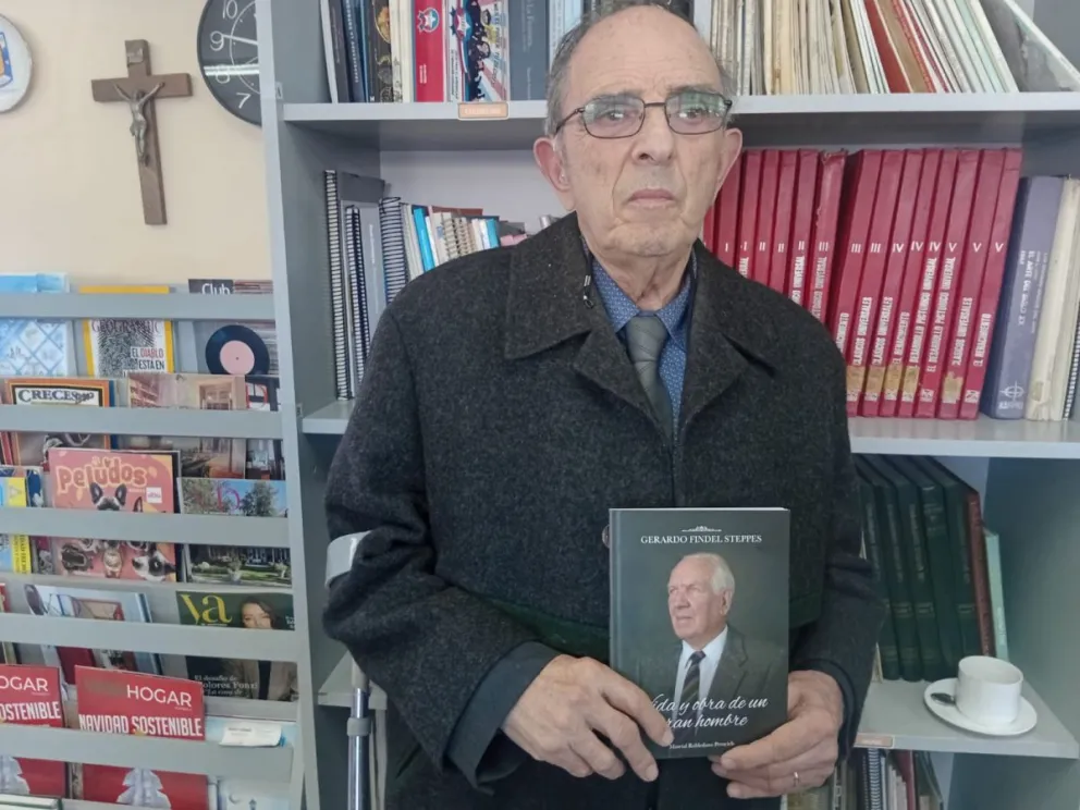 El autor del libro “Vida y Obra de un Gran Hombre”, Marcial Robledano, destacó los hitos de la vida de Gerardo Findel Steppes, un serenense ejemplar. (Foto: Oscar Rosales)