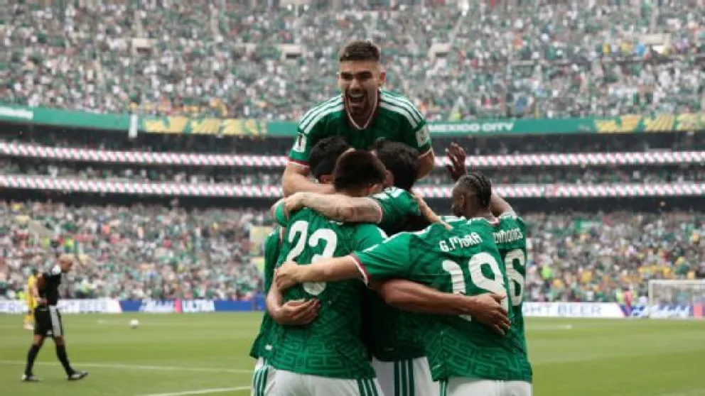 Ante un Estadio Azteca repleto y bajo la presión de jugar en casa, el Tri respondió con personalidad. (Foto: EFE)