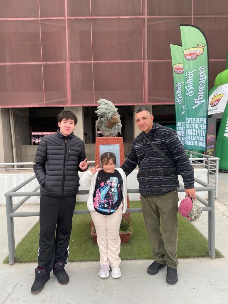 La imagen de tres generaciones unidas junto al Trofeo Caupolicán en el estadio La Portada. (Foto: Cedida)