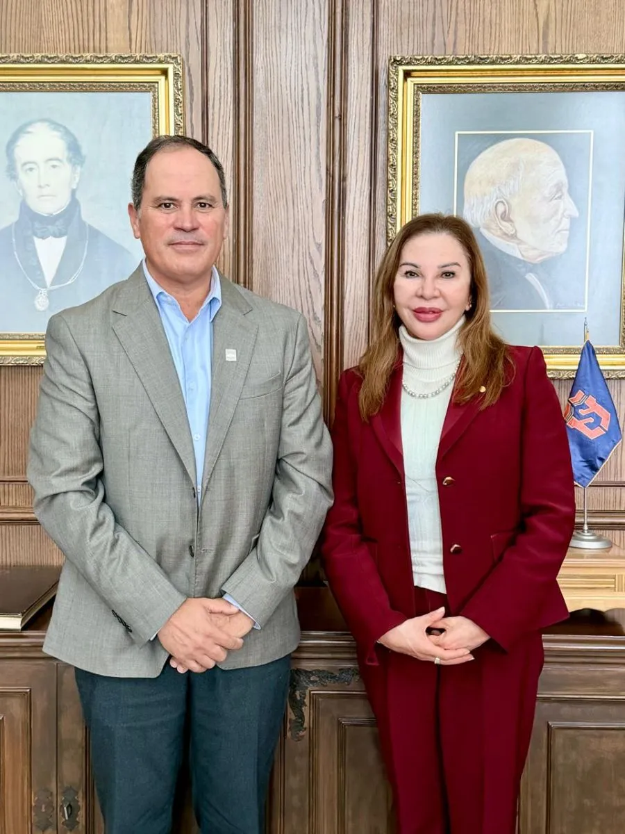 Director de Diario El Día felicita a rectora de la ULS por reelección