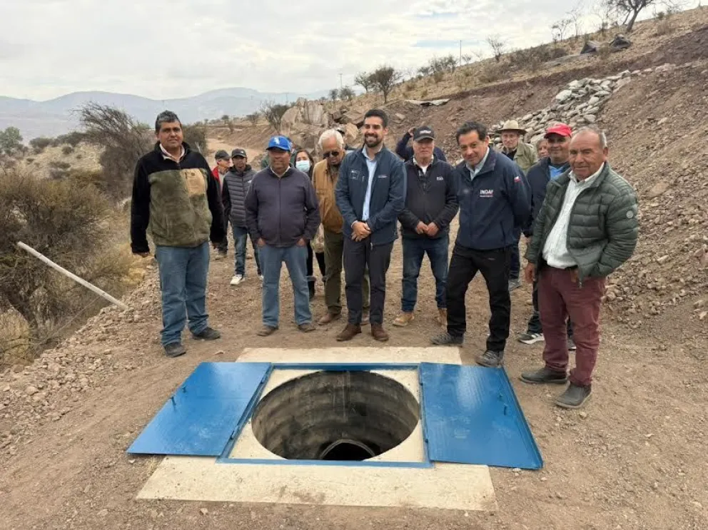 Durante la jornada, las autoridades recorrieron un pozo de captación de agua y obras de riego desarrolladas gracias al cofinanciamiento de INDAP y la CNR. (Foto: Cedida)