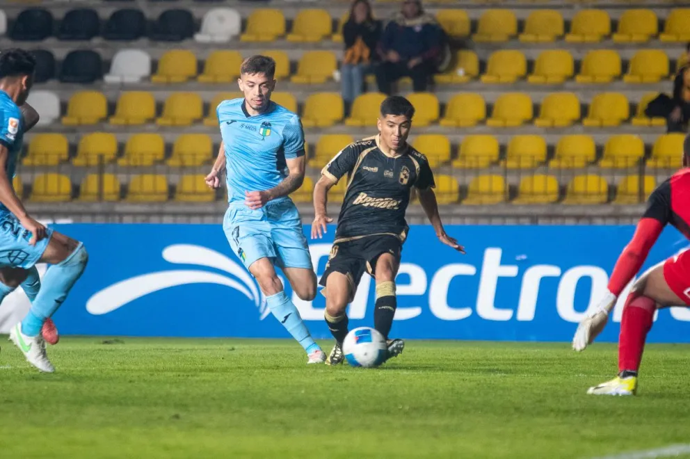 Este sábado dos de los mejores elencos del fútbol chileno estarán en acción en el estadio Francisco Sánchez Rumoroso. La cita comenzará a las 12:30 horas y será dirigida por el juez Mathias Riquelme. (Foto: Cristian Silva)